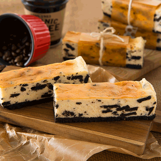 【チョコクッキーチーズケーキ&デザインカプチーノ】ふんだんにチョコクッキー使ったベイクドチーズケーキ!見た目にもかわいらしく、甘い香りとビターな味わいが加わったケーキは定番以外を楽しみたい方にもおすすめです♪